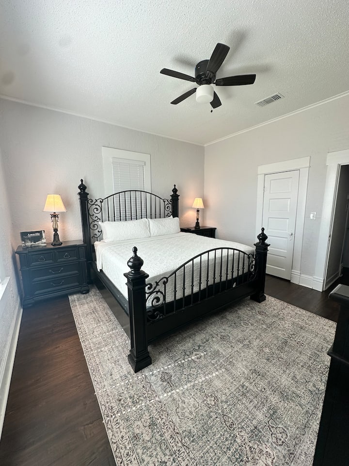 Center City, Clean, Cozy Cottage, Spacious Layout - Amarillo, TX