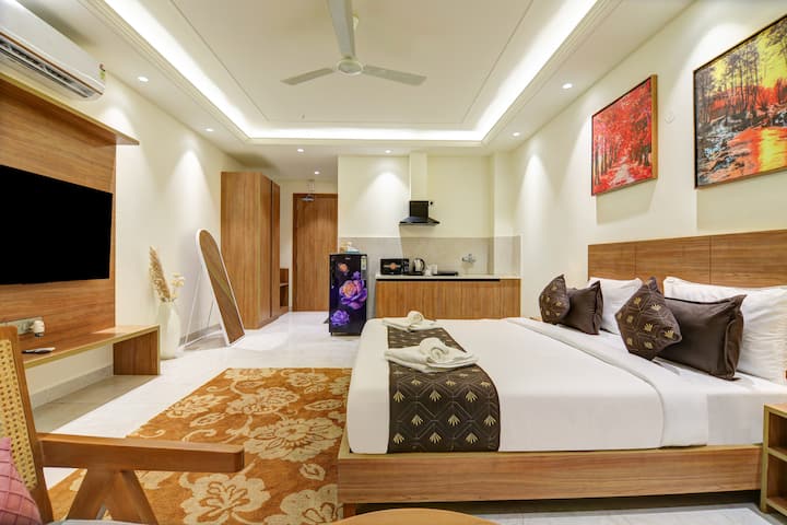 Dwellr - 16 Rooms Set | Breakfast Included - Gurugram