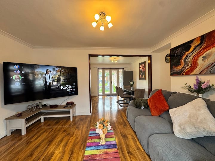 Entire Home Near Gatwick | Free Parking - London Gatwick Airport (LGW)