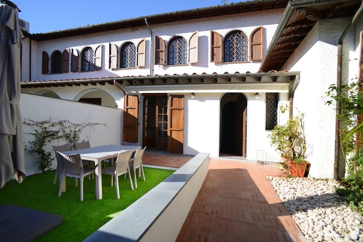 Casa Unifamiliare Indipendente Con Spazio Aperto - 維亞雷焦