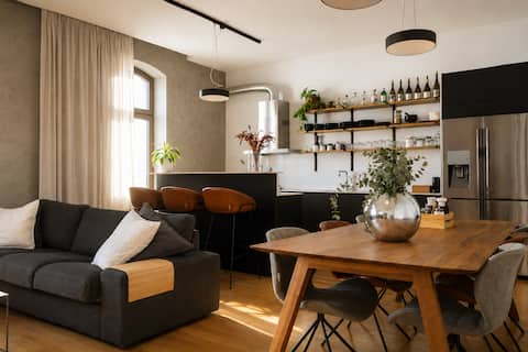 Top performing Airbnb: Spacious 2BD • Steps from Christmas Markets in Grad Zagreb