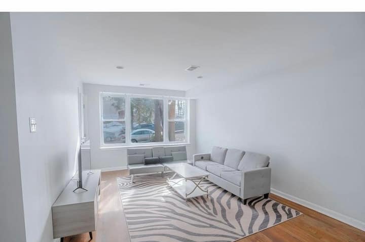 Quiet & Modern In Northeast Dc - Washington, D.C.