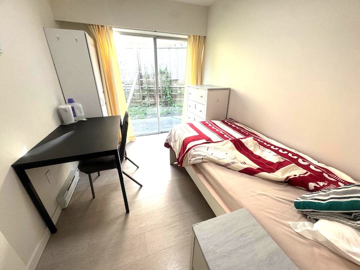 Cozy Private Bedroom With A Single Bed - Ladner