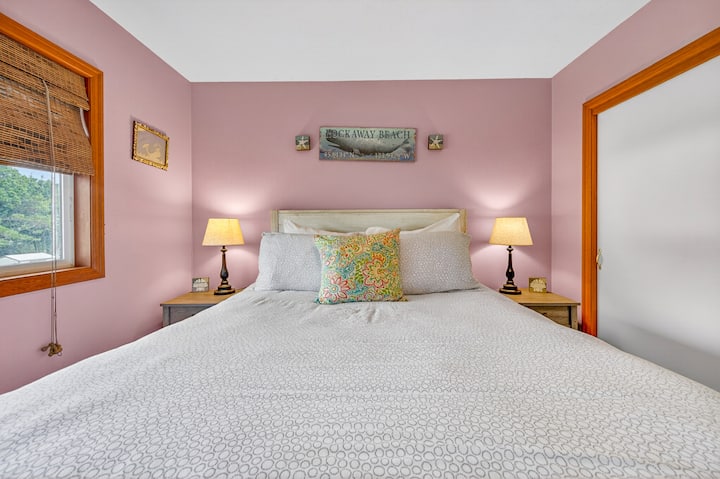 Descanse em paz no seu quarto aconchegante, onde paredes em rosa suave e iluminação acolhedora criam o refúgio perfeito após o seu dia.