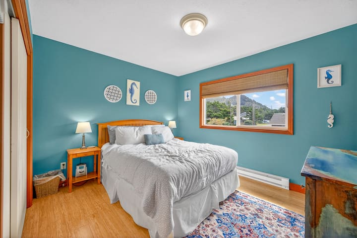 Adormeça em paz no seu quarto com tema litorâneo, onde paredes turquesas relaxantes e uma decoração encantadora com cavalos-marinhos criam o seu próprio refúgio à beira-mar.
