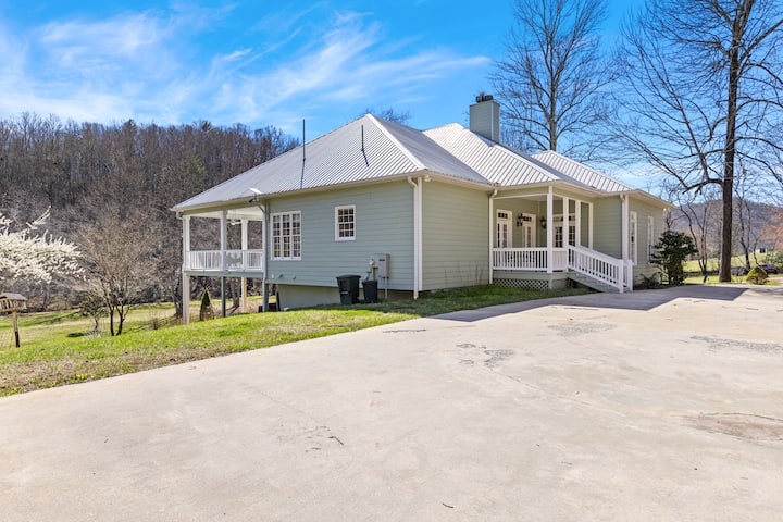 Easy Access Creekside Estate W/ Porch & Games - Suches, GA
