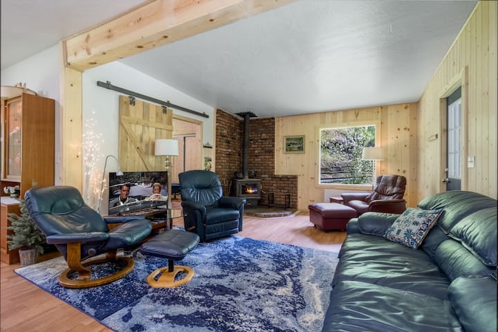 Surround Yourself In Nature At Biscuit Ridge Cabin - Washington
