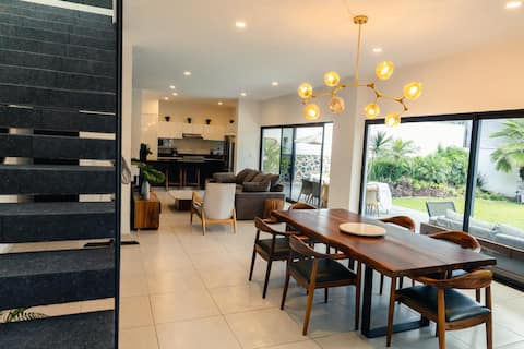 Top performing Airbnb: Luxury Villa, 5 Bedrooms · A/C · Pool · Private in Tres De Mayo