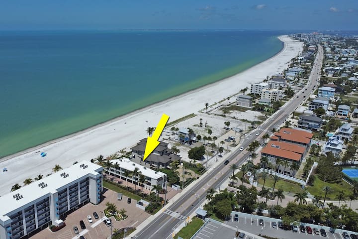Renovated 1br Beach Condo |Walk To Sand| Sleeps 4 - Fort Myers Beach, FL