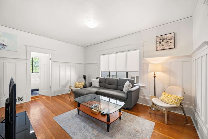 Bright Pet-friendly Heritage Home With Sunny Patio - Vancouver
