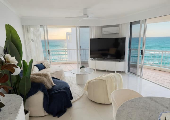 White Boutique Oceanfront Suite - Surfers Paradise - Surfers Paradise