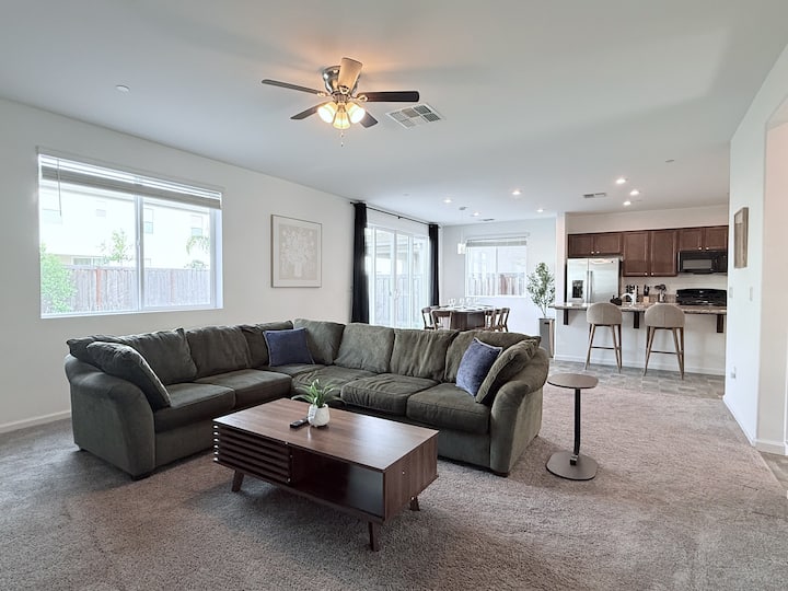 Luxury 5b/3b Near Casino Ac/prking/greatneighbors - Elk Grove, CA