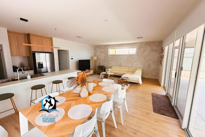 Coastal Comfort Ry’s Retreat: Modern Family Escape - Port Elliot