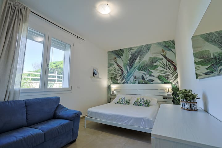 Qui abbiamo la nostra stanza matrimoniale di "tramonto sul mare", e anche qua abbiamo un arredamento pulito e moderno per facilitare i momenti di relax.