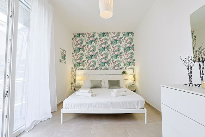 Qui abbiamo la camera matrimoniale della "perla sul mare", anch'essa con arredamenti moderni e freschi che richiamano l'estate.