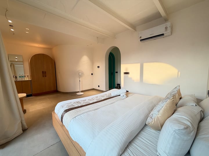 King Size Room With Bathtub Near Dashaswamedh Ghat - Inde