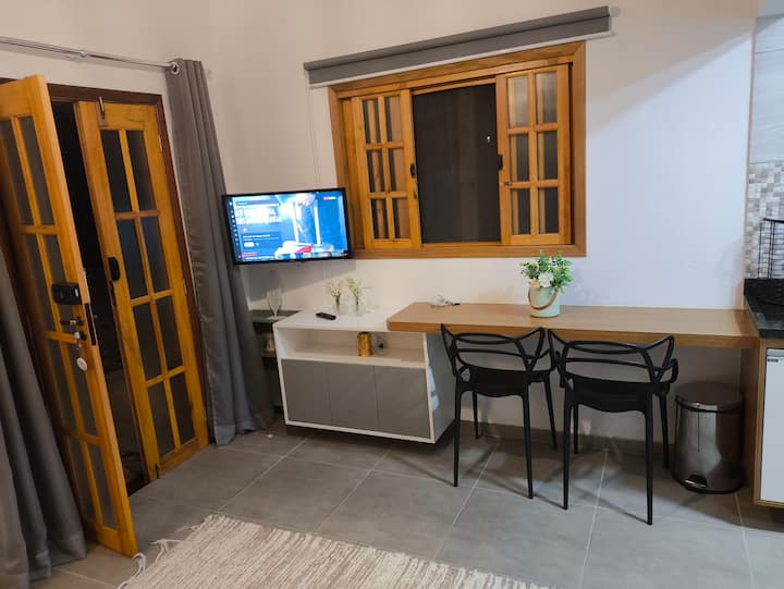 En este acogedor espacio, puedes comer y trabajar desde casa. Internet Starlink, rápido y seguro.