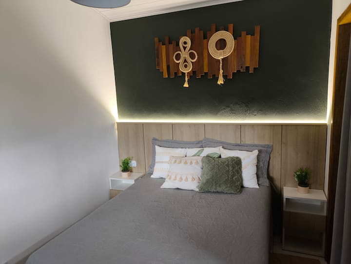 Cama tamaño queen con resortes ensacados
