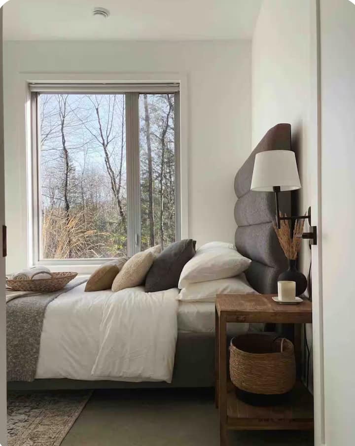 A cozy room designed for restful nights after skiing, soaking in the hot tub, or hiking.
Cozy bedroom designed for restful nights after a day of skiing, hot tub evenings, or hiking adventures.