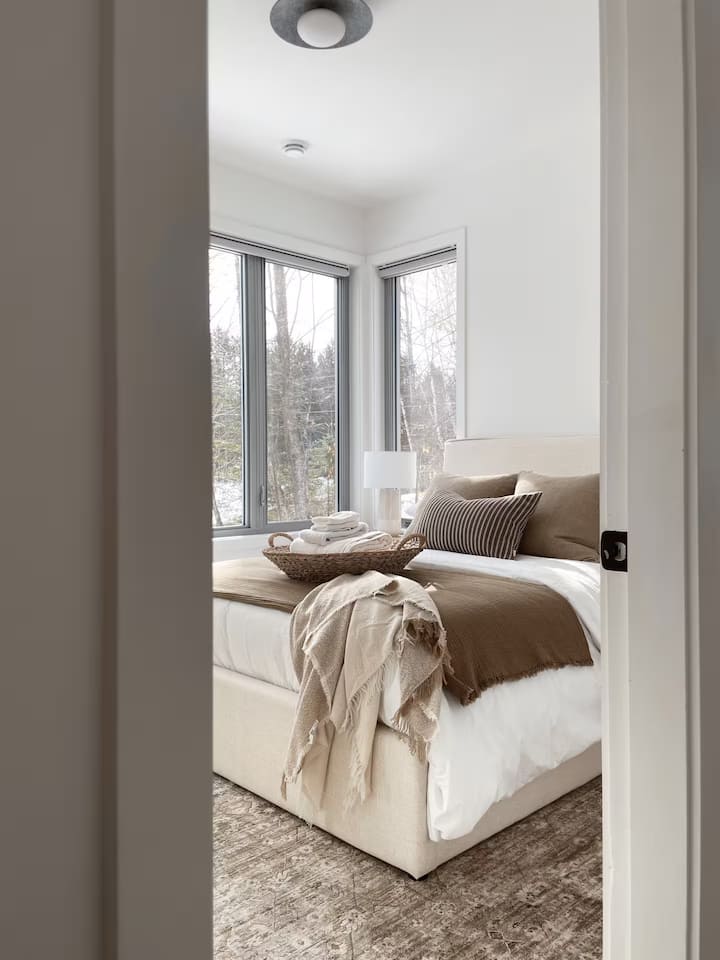 Peaceful room with a view of nature, high-end bedding, blackout curtains, and a relaxing atmosphere.
Peaceful bedroom with nature views, premium bedding, blackout curtains, and a calming atmosphere.