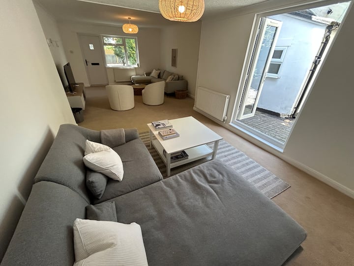 Private Gardens • Free Parking • Walk To Town - Brighton