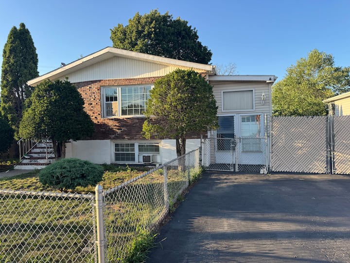 Charming Renovated 2br Apartment Near Airport - Lynn, MA