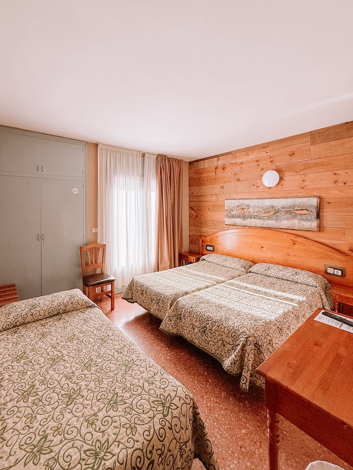 Habitación Triple Con Balcón Y Vistas - Andorra la Vieja