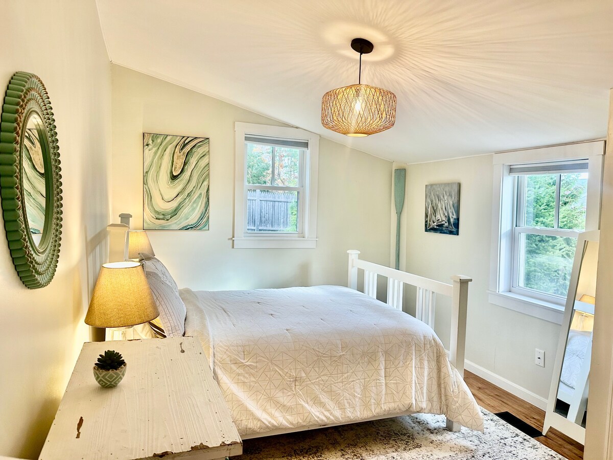 เตียงควีนไซส์ในห้องพักที่อบอุ่นนี้พร้อมวิวทะเลในช่วงปิดซีซั่น