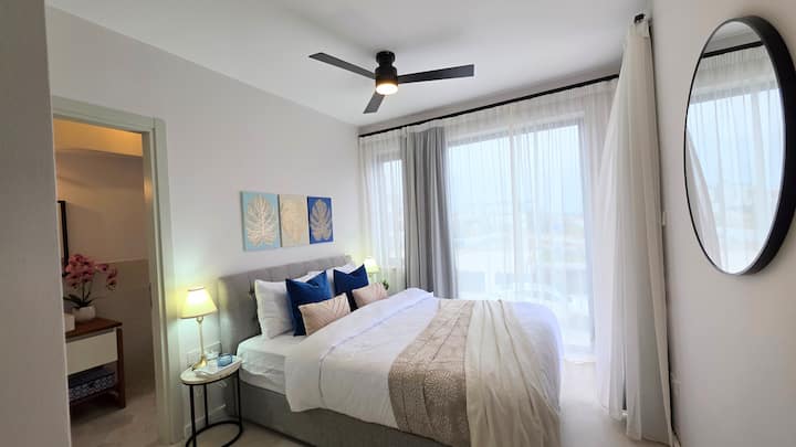 Ouvrez la porte et accédez directement au balcon avec vue sur la mer depuis cette élégante chambre à coucher avec très grand lit et salle de bains privée. Profitez de l'air frais de la Méditerranée, de la vue apaisante sur la côte et de matins paisibles dans un espace conçu pour le confort et la détente.