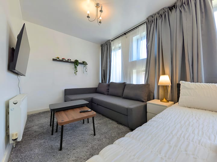 Large Studio Near Airport & Centre Free Parking - Liverpool