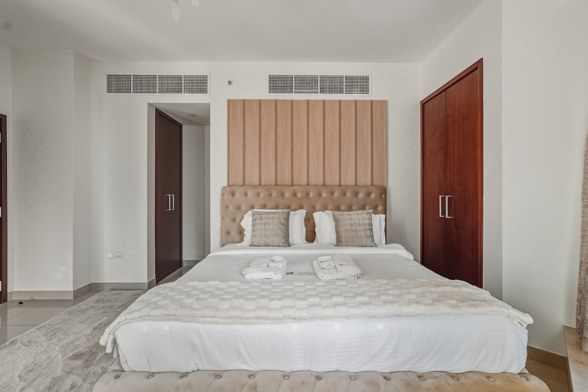 1 Bedroom Furnished Apartment with Burj Khalifa & Fountain View 4