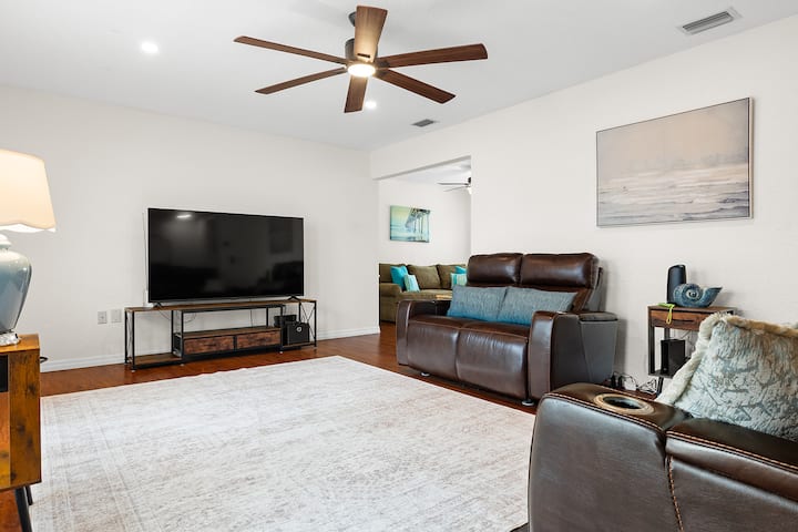 Bradenton Retreat Minutes To Beaches - Bradenton, FL