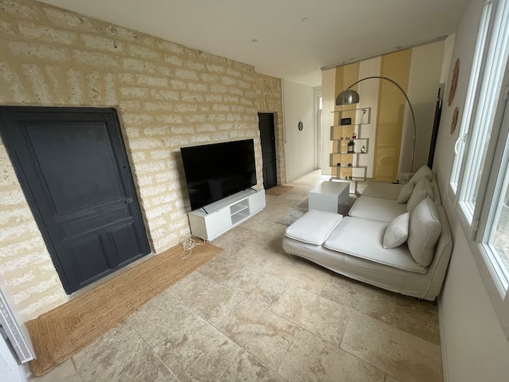 Maison De Charme En Pierre Avec Jardin Privé - Vauvert