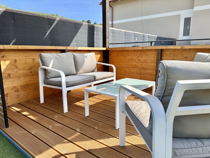 Host4u-charming New Apartment With Terrace&parking - Imperia