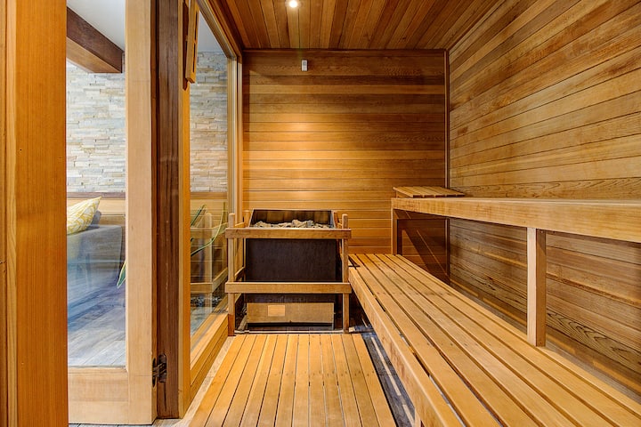 3br Sauna Retreat | Skyline Views Near Brown - Cranston, RI