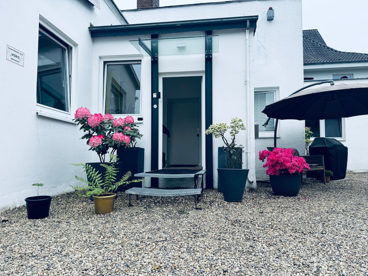 Modern and calm | Close to Düsseldorf and the exhibition center