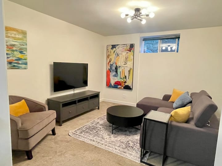Spacious 2br/2ba North Shore Suite W/ Garden Patio - North Vancouver