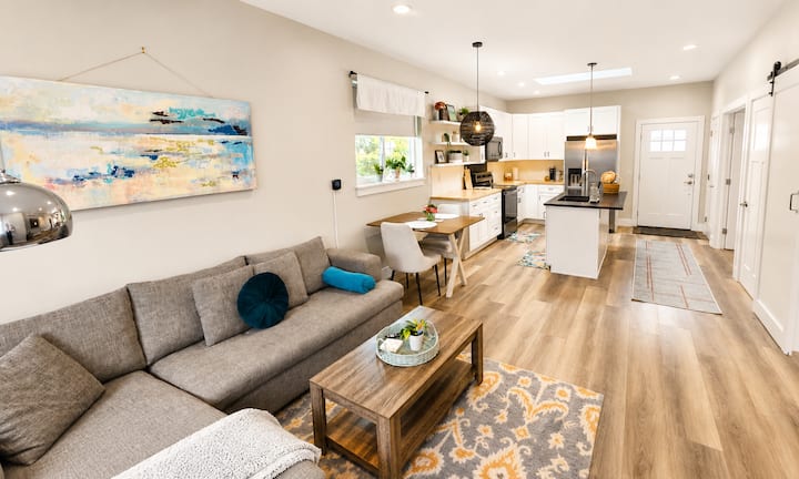 Brand New - King Bed, Parking, Uw & Light Rail! - Seattle, WA