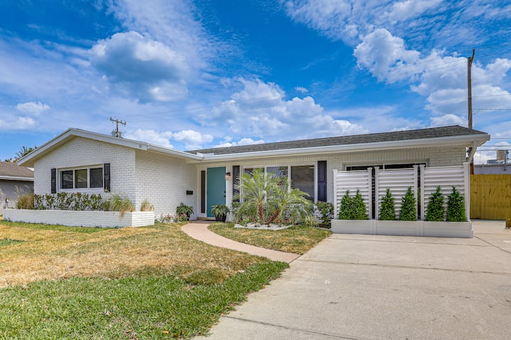 Completedly Renovated Pool: Home Minutes To Beach! - North Palm Beach, FL