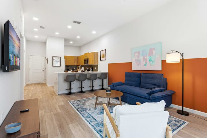 Modern Oasis | King Bed • Gym & Pool • Near Epic U - Orlando