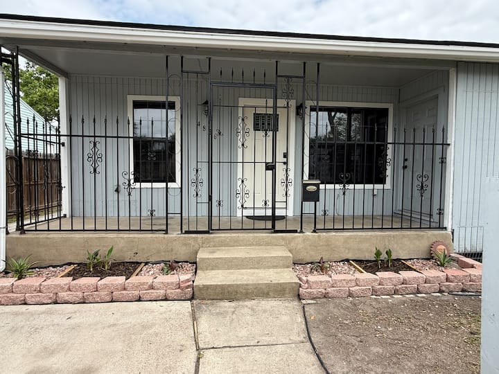 Cozy Modern Home. 15 Mins Away From Beach Getaway - Corpus Christi, TX