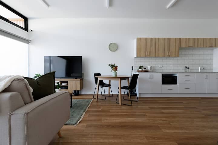 Modern Studio Near Burnie | Cozy & Bright - サマーセット