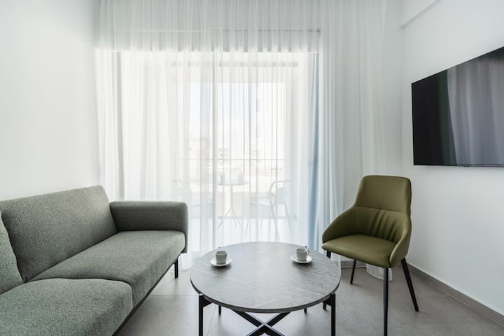 C-side 201  Deluxe Studio & Balcony In Finikoudes - Larnaca