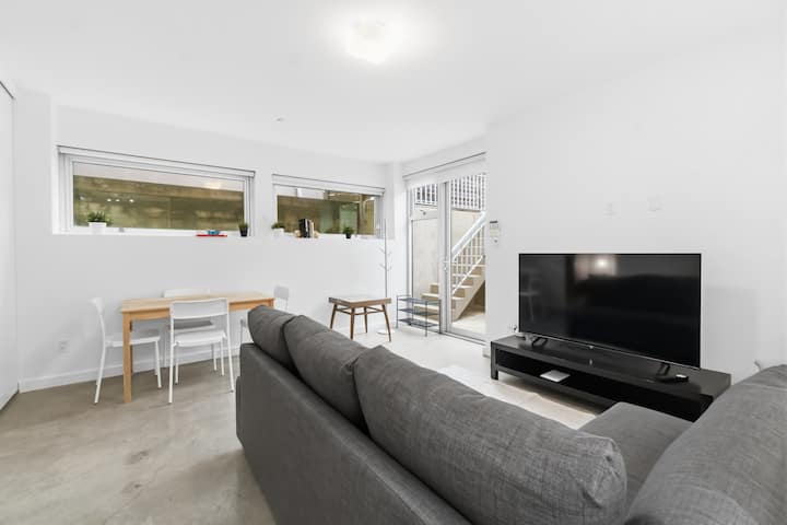 Bright Private-entrance Suite, Quiet East Van - Vancouver