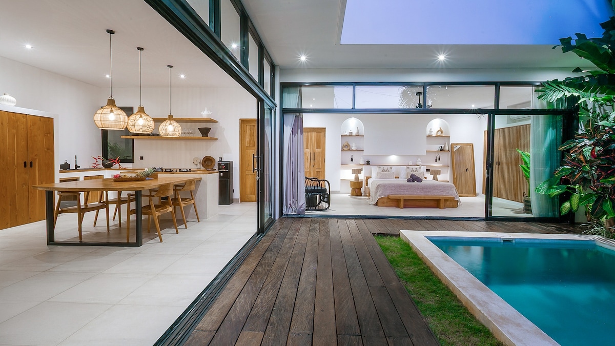 Villa in Uluwatu · ★5.0 · 2 bedrooms · 2 beds · 1.5 private baths, сопоставимый объект Airbnb