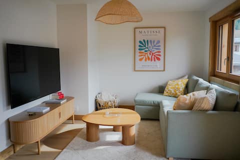 Airbnb performant: Bright Alpine Apt · Heart of Arêches · Balcony à Beaufort