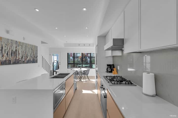 Vancouver West Luxury Brand New 3b3b Townhome - Vancouver
