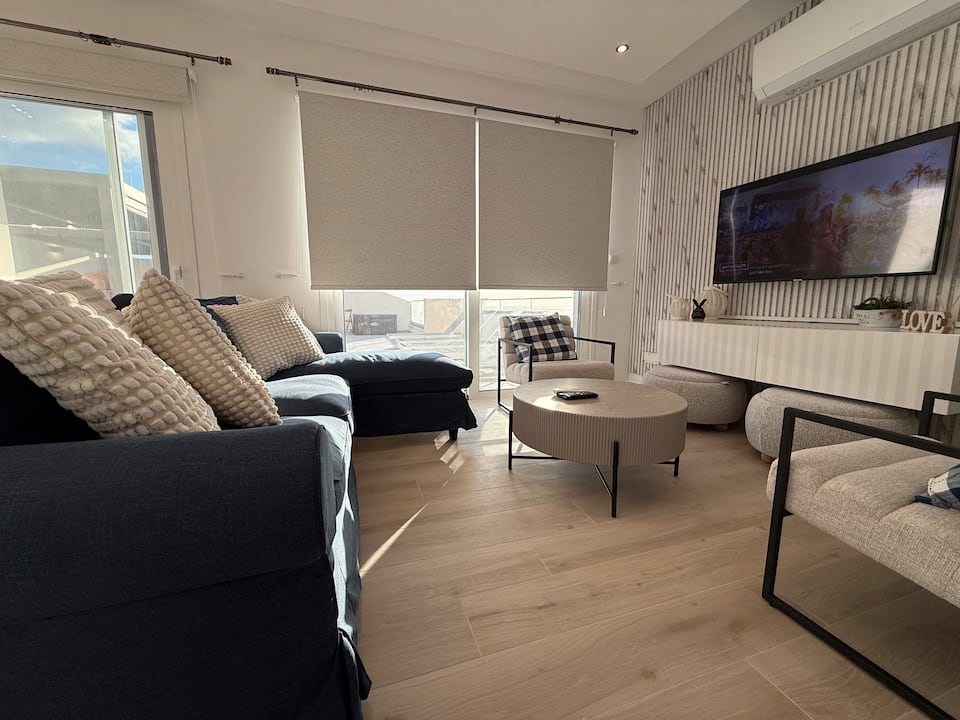 Seaview top floor apartment newly renovated — photo 1