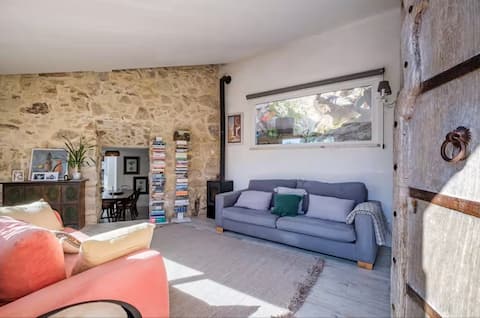 Successful Airbnb property: Charming stone cottage with sunny terrace in Alcabideche