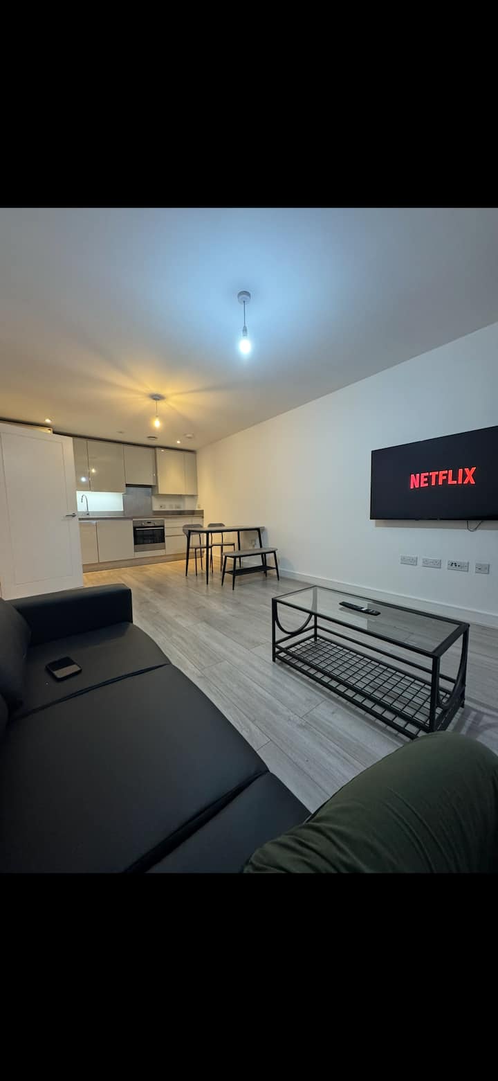 1-bed Flat In Leafy Iver. Parking, Train & Airport - Slough